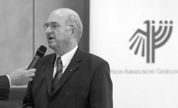 Walter Haas 2016 bei der Überreichung der Ehrenurkunde zu 50 Jahren Mitgliedschaft bei der Deutsch-Israelischen Gesellschaft, die er als Ehrenmitglied von Arbeit und Leben NRW stellvertretend für die Einrichtung entgegennahm.